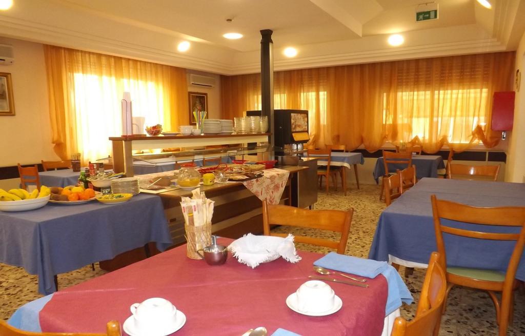 Hotel La Vela Беллария-Иджеа-Марина Экстерьер фото